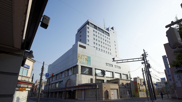 弘前駅と弘前バスターミナルから徒歩でアクセスできる弘前パークホテル